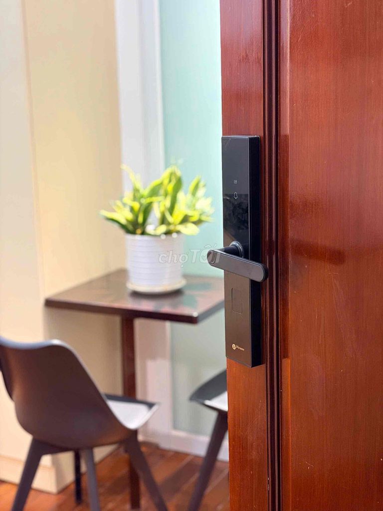 One bedroom has a new ballcon full Nguyễn Cửu Vân interior.