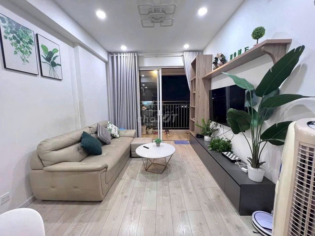 The corner of Jason's Three Bedrooms, the balcony, the full interior costs 11 million a month. 96 meters.