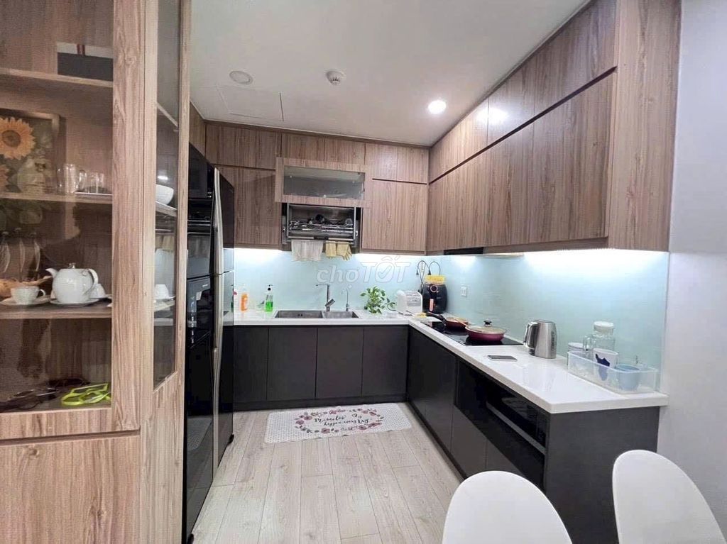 The corner of Jason's Three Bedrooms, the balcony, the full interior costs 11 million a month. 96 meters.