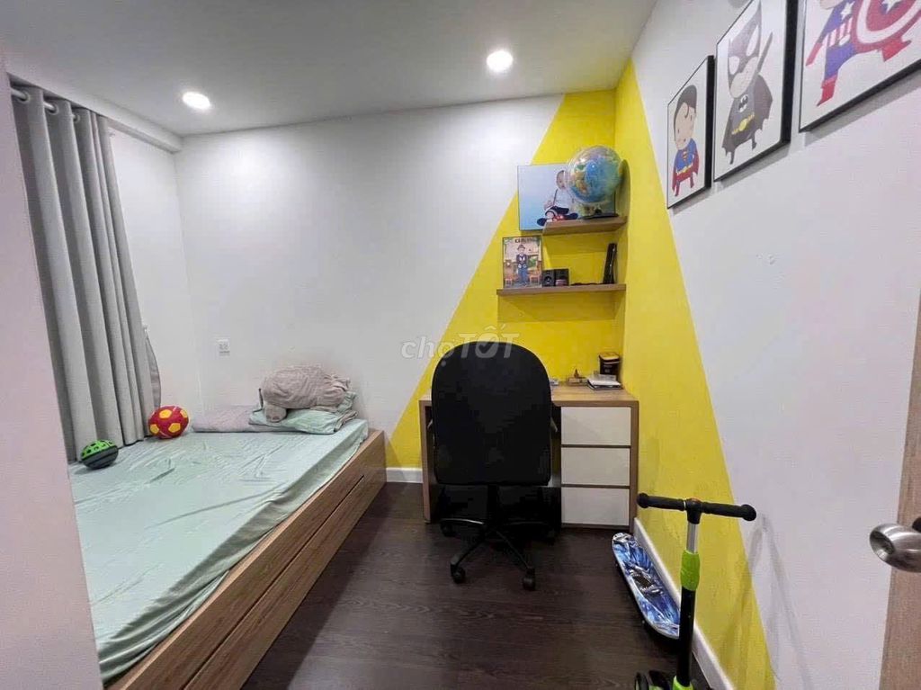 The corner of Jason's Three Bedrooms, the balcony, the full interior costs 11 million a month. 96 meters.