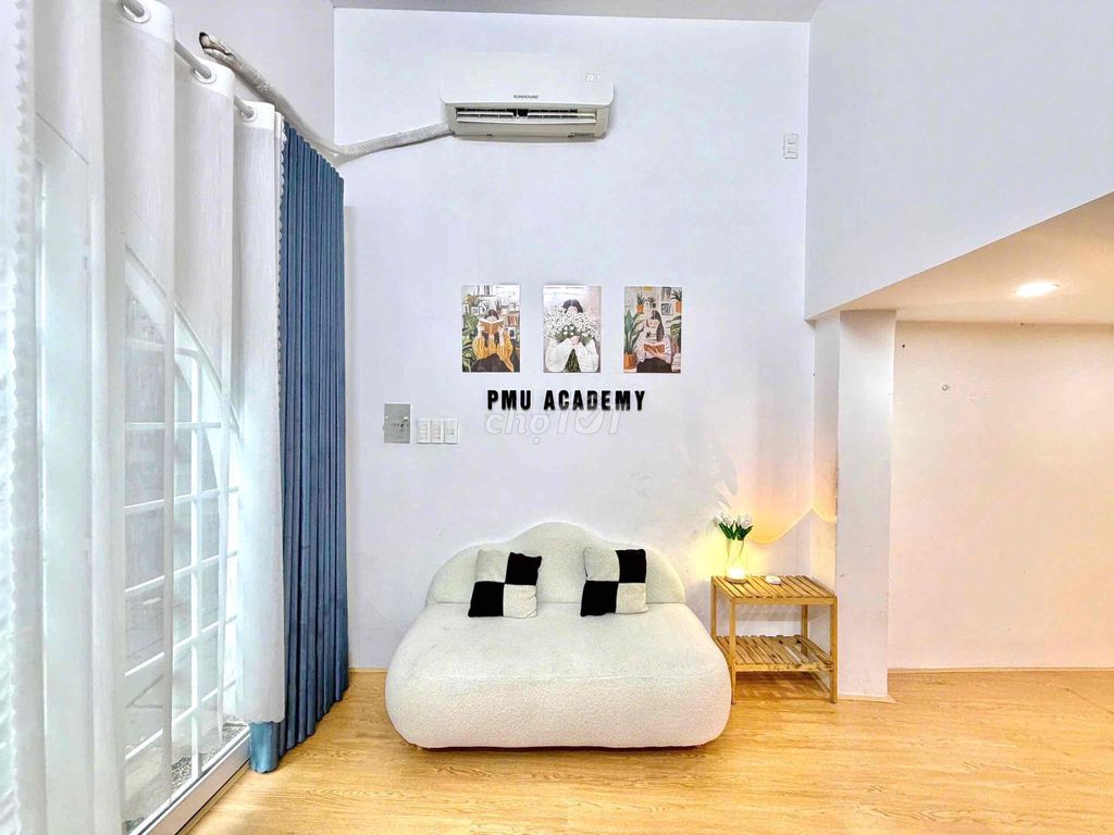 Rent Duprix's apartment at the market. She understands the furniture just moved in.