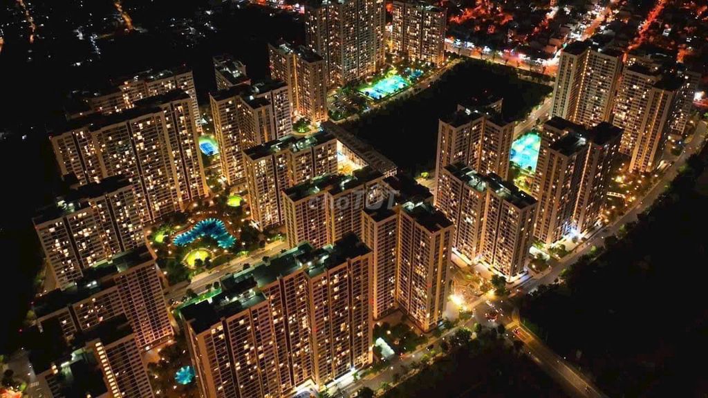 Two bedrooms. One toilet full of furniture. Eight million Haome grand park.