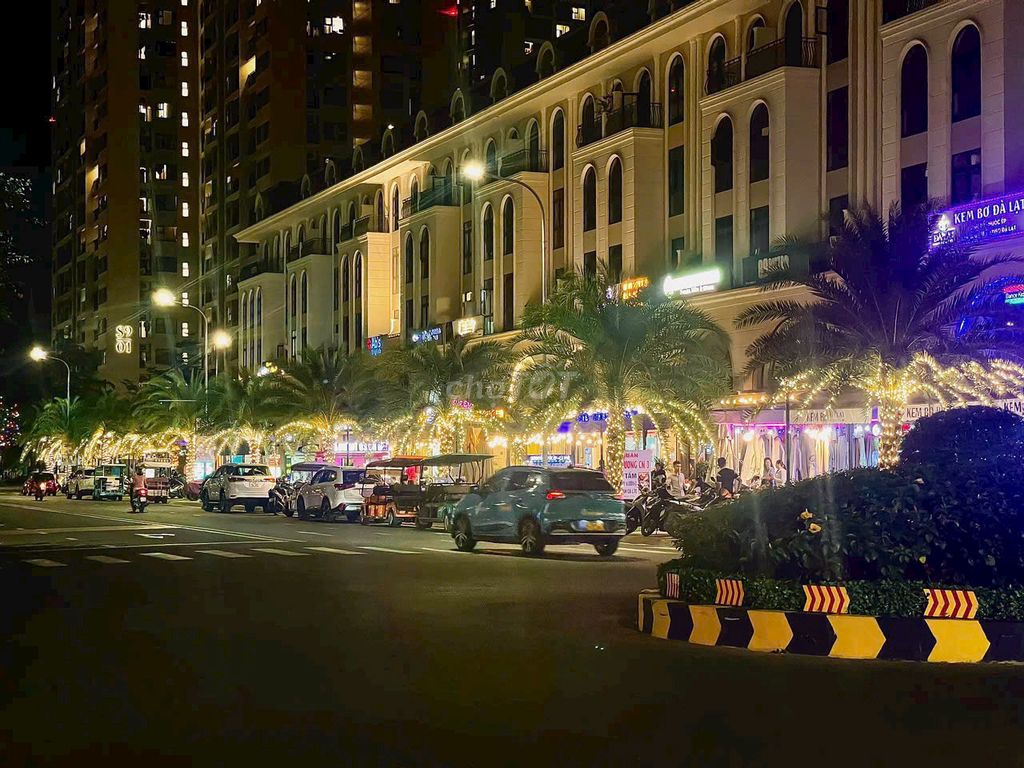 Two bedrooms. One toilet full of furniture. Eight million Haome grand park.