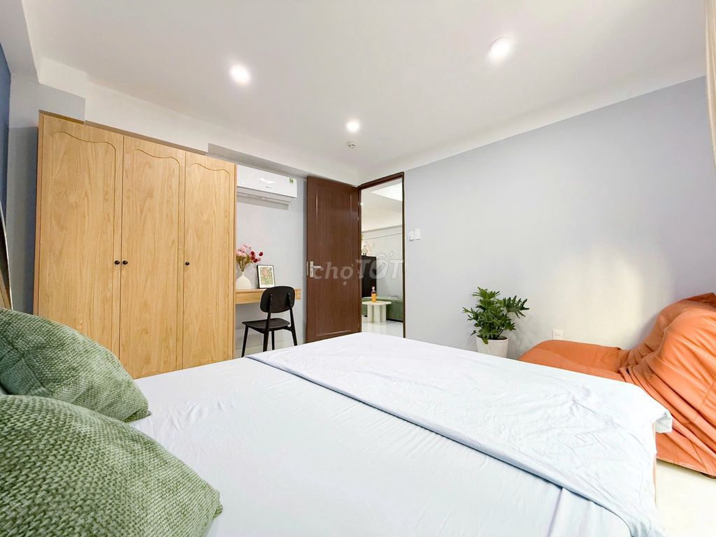 Two bedrooms. A window living room, elevators, security, private washing machine.