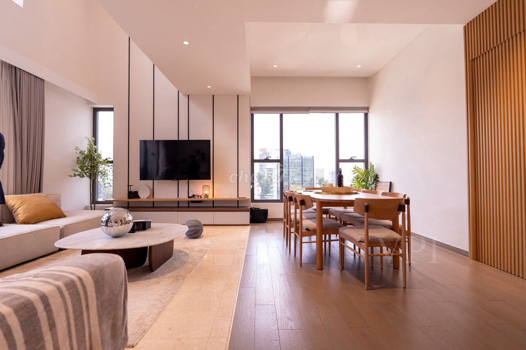 Rent a three-room The MarQ 145,88 M2-- 110 million.