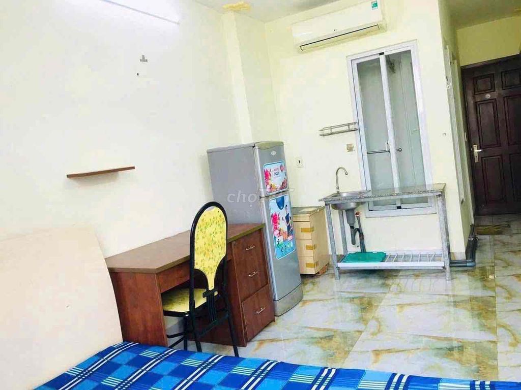 low-priced hotel room full of window interiors at the airport