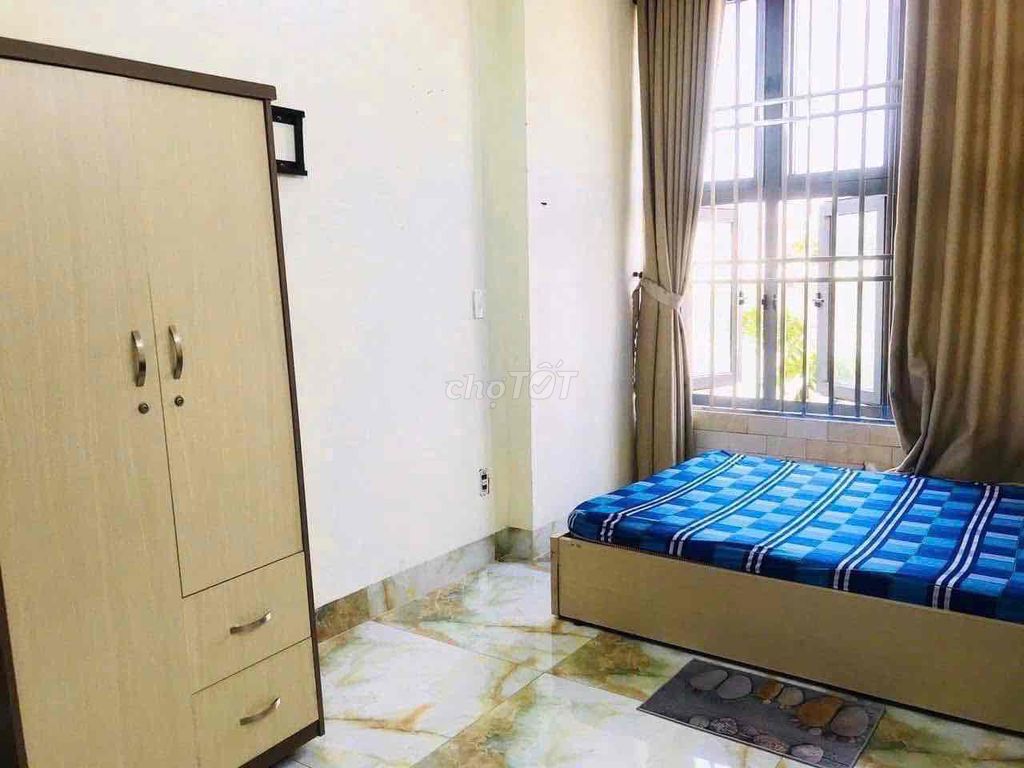 low-priced hotel room full of window interiors at the airport