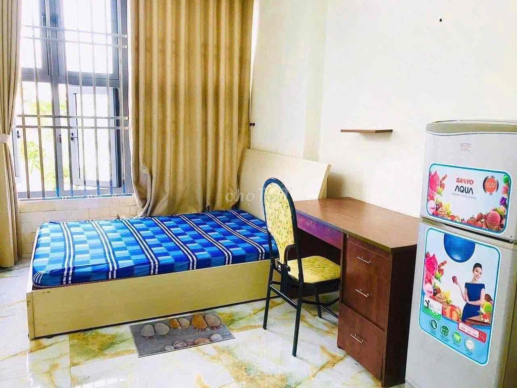 low-priced hotel room full of window interiors at the airport