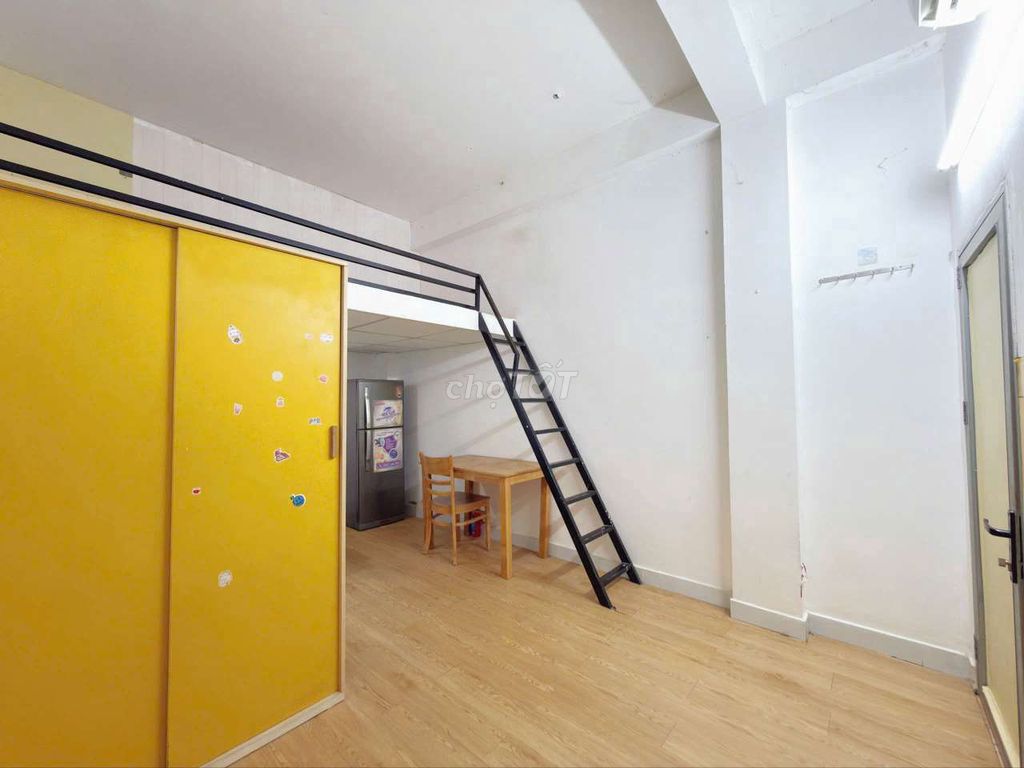 The owner has just left the sentry room empty right now. He's at the Tân Bình art school.