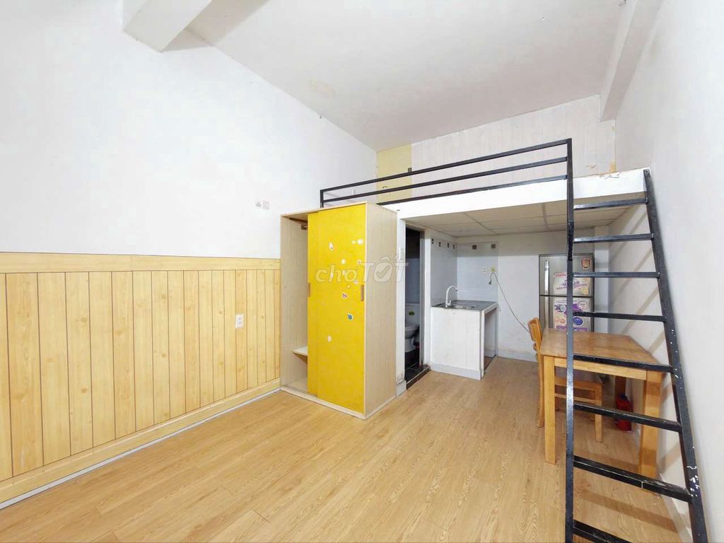 The owner has just left the sentry room empty right now. He's at the Tân Bình art school.