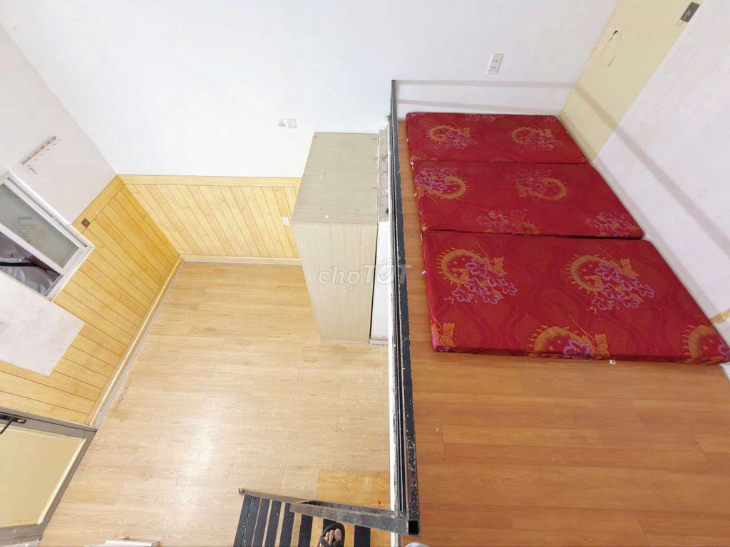 The owner has just left the sentry room empty right now. He's at the Tân Bình art school.