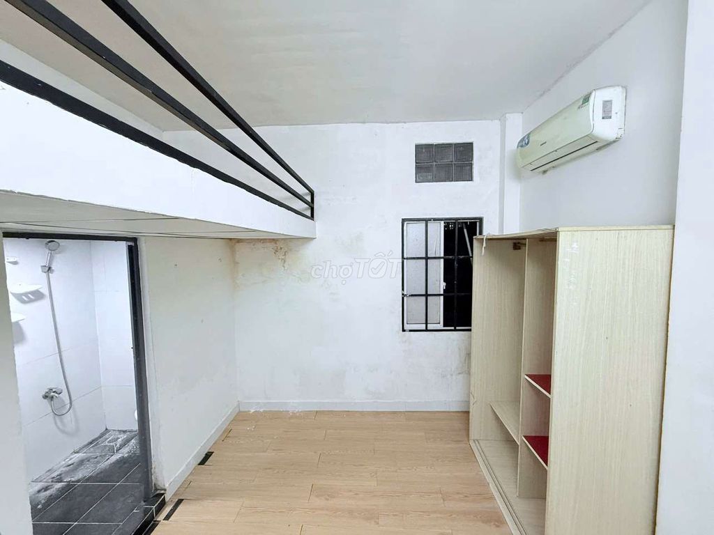 The owner has just left the sentry room empty right now. He's at the Tân Bình art school.