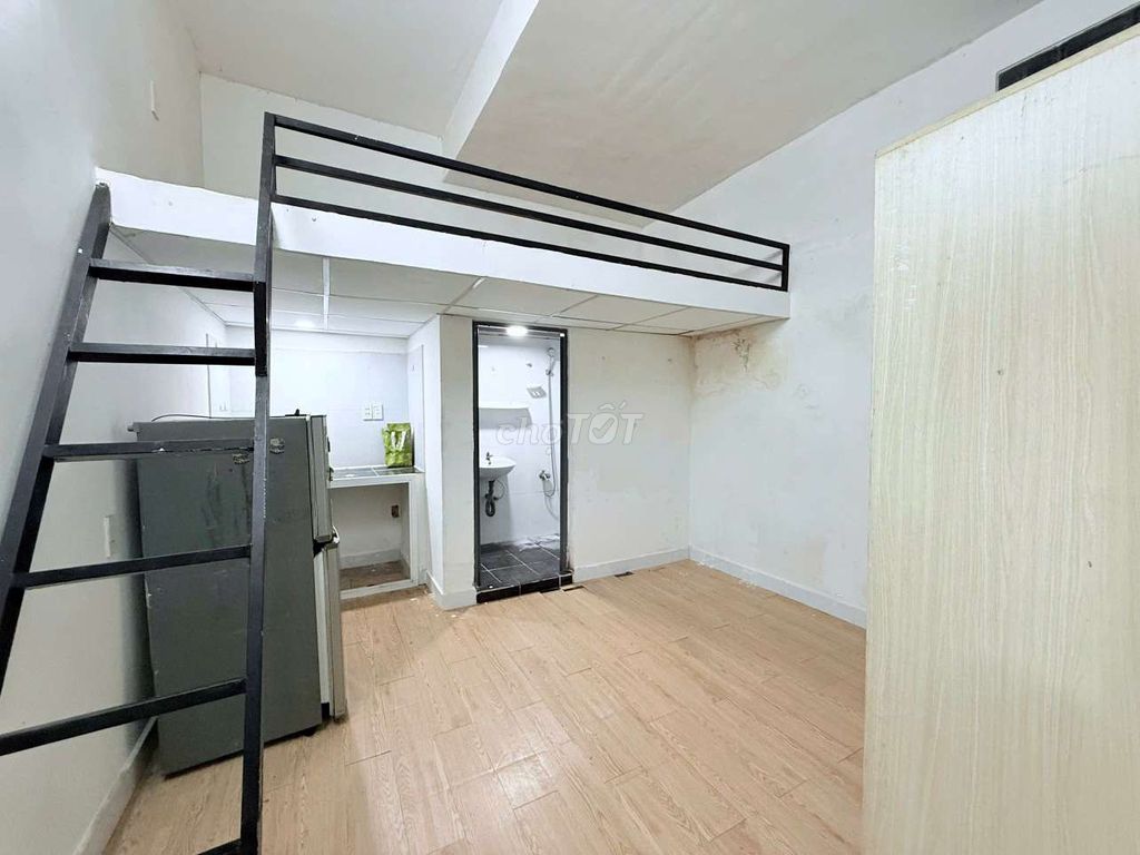 The owner has just left the sentry room empty right now. He's at the Tân Bình art school.