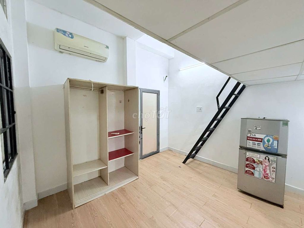 The owner has just left the sentry room empty right now. He's at the Tân Bình art school.