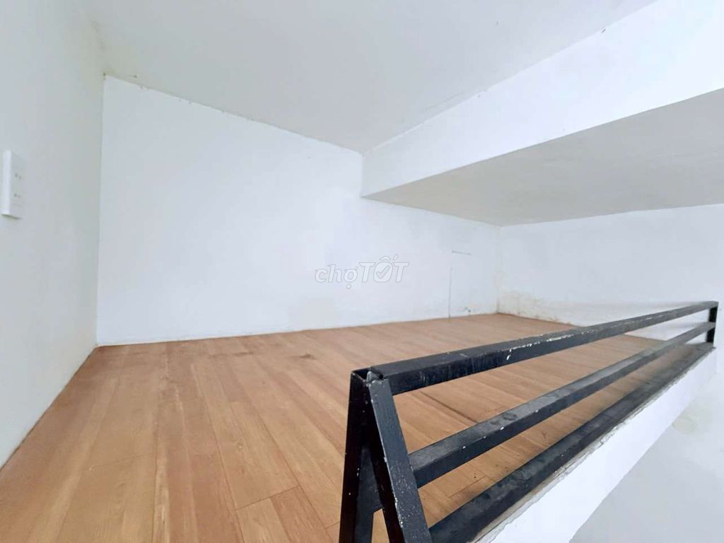 The owner has just left the sentry room empty right now. He's at the Tân Bình art school.