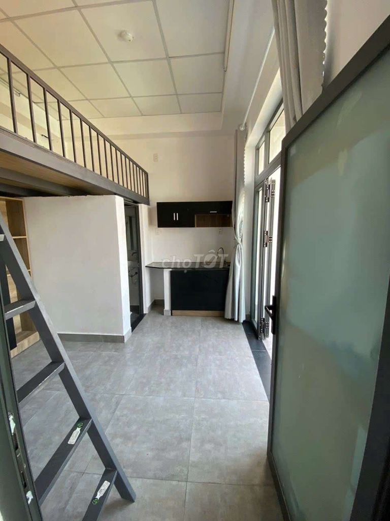 Rent the elevator balcony right at the university vlu