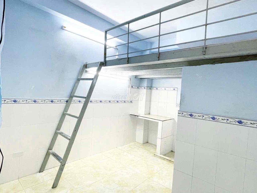 Room with a guard and a Lê Văn Thọ fridge