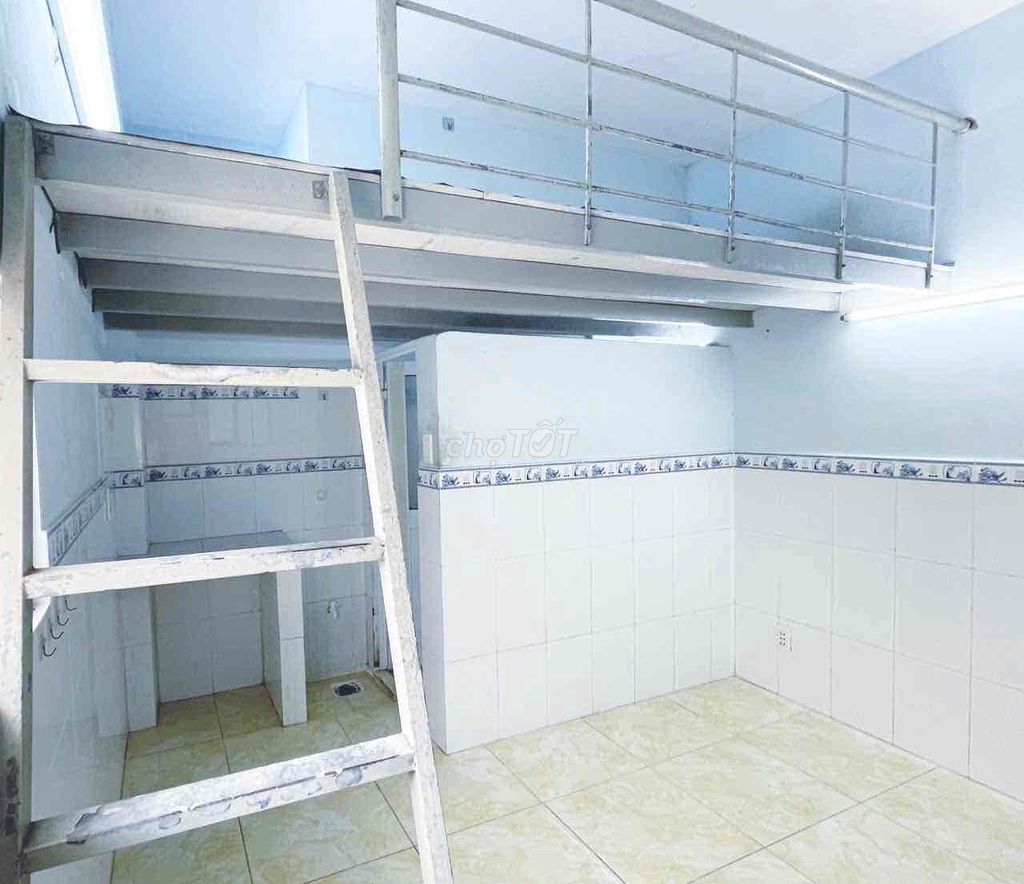 Room with a guard and a Lê Văn Thọ fridge