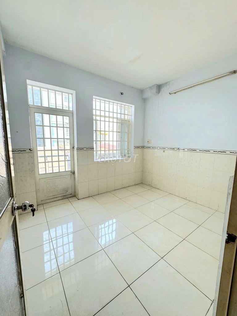 449/ Hương Lộ 2 4 bedrooms... 9 million.