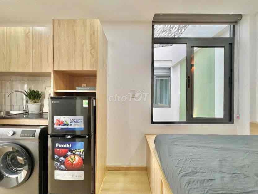 Rent studio - full interior, window near a new pan, new pan