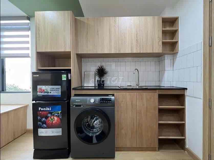 Rent studio - full interior, window near a new pan, new pan