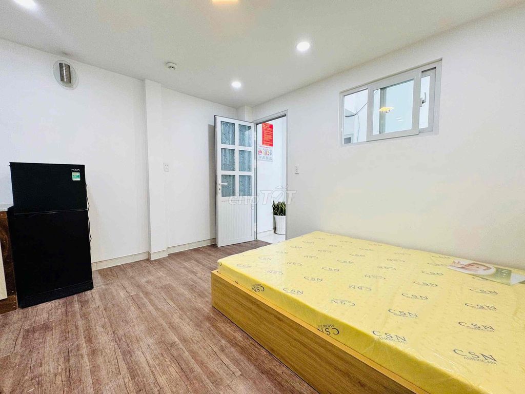 Rent his own laundry-cleaning studio at the coal-port.