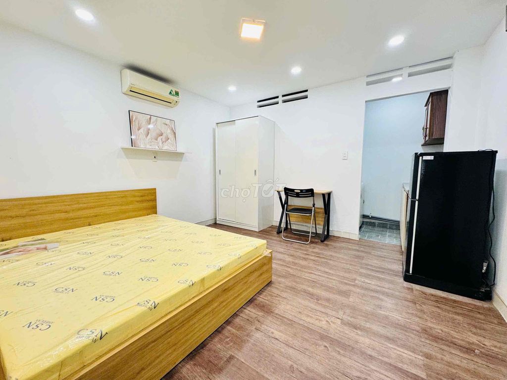 Rent his own laundry-cleaning studio at the coal-port.