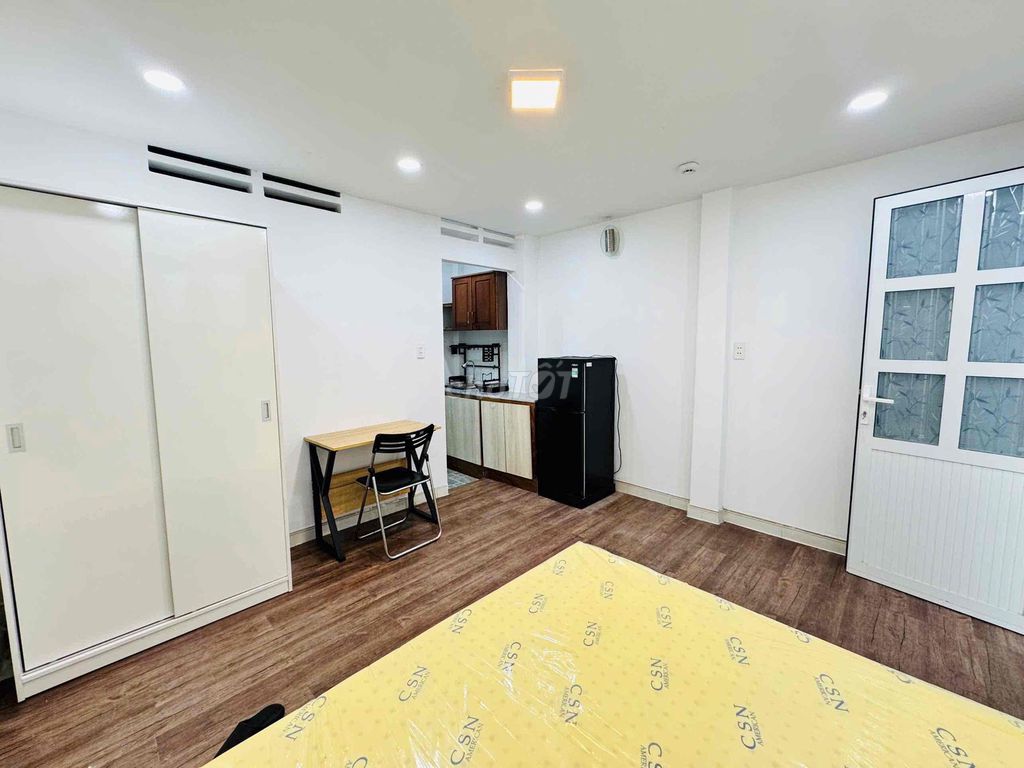 Rent his own laundry-cleaning studio at the coal-port.