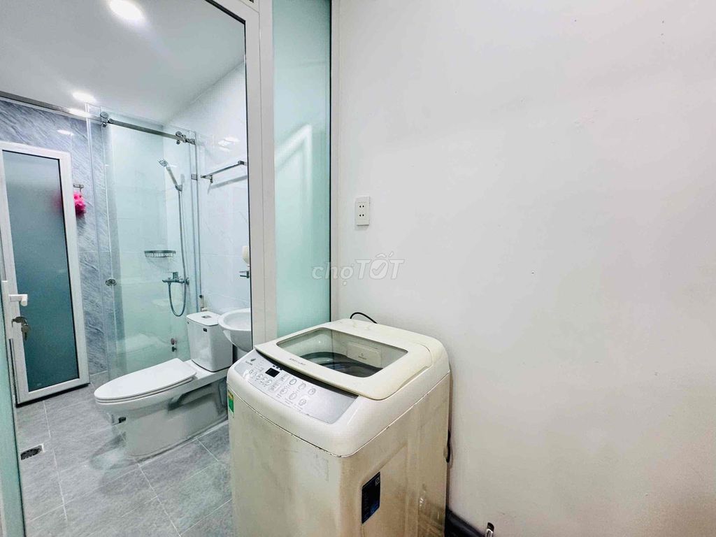 Rent his own laundry-cleaning studio at the coal-port.