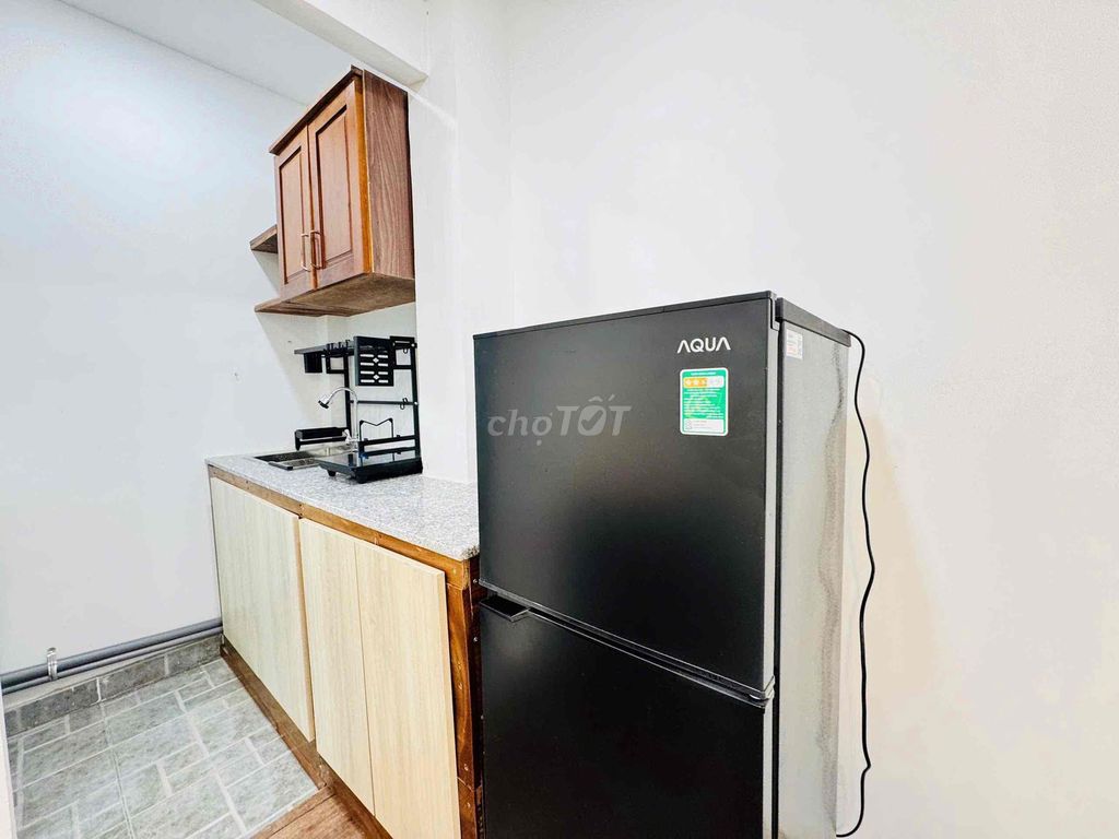 Rent his own laundry-cleaning studio at the coal-port.