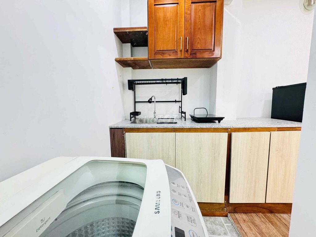 Rent his own laundry-cleaning studio at the coal-port.