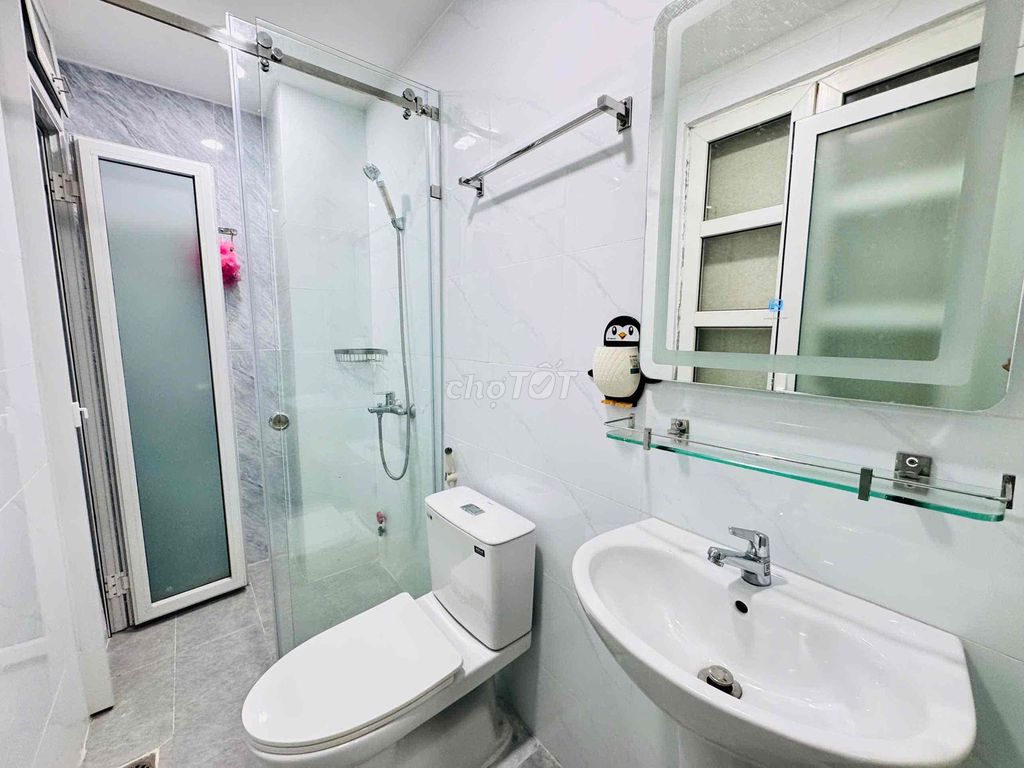 Rent his own laundry-cleaning studio at the coal-port.