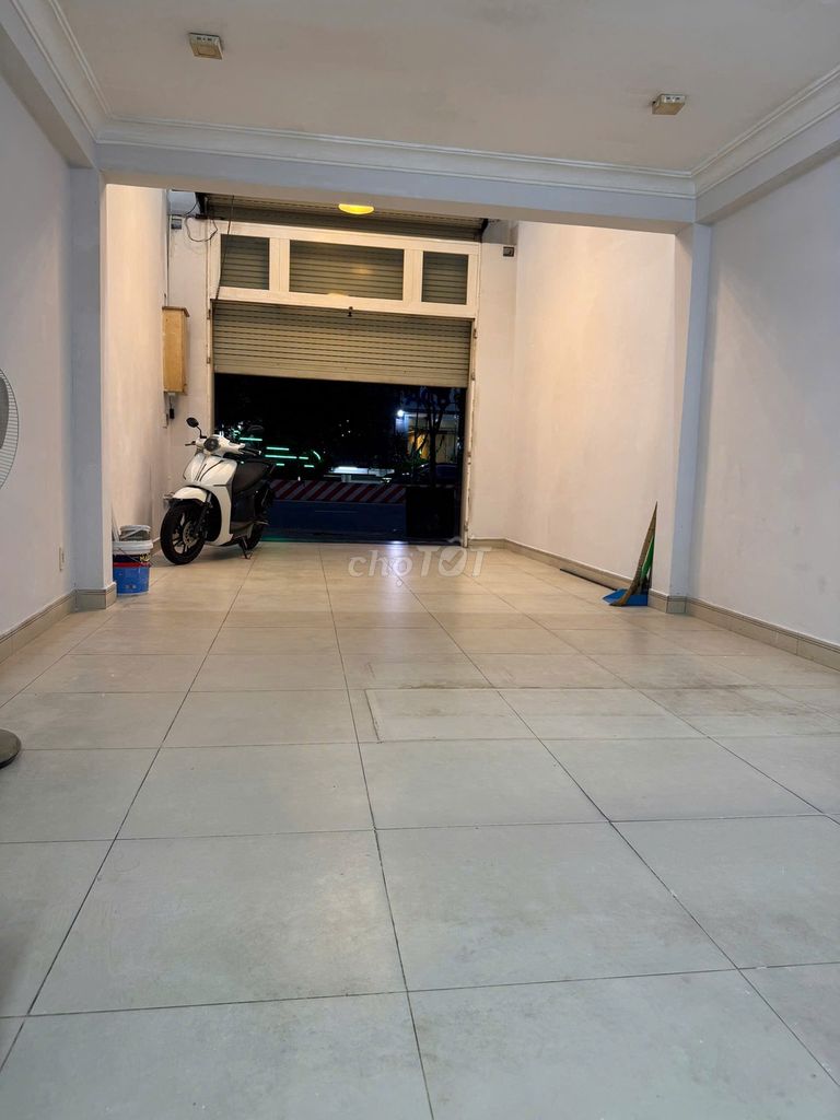 Rent a three-foot corner of P. Peace, 4 x13 M 1 elevator 2 stories