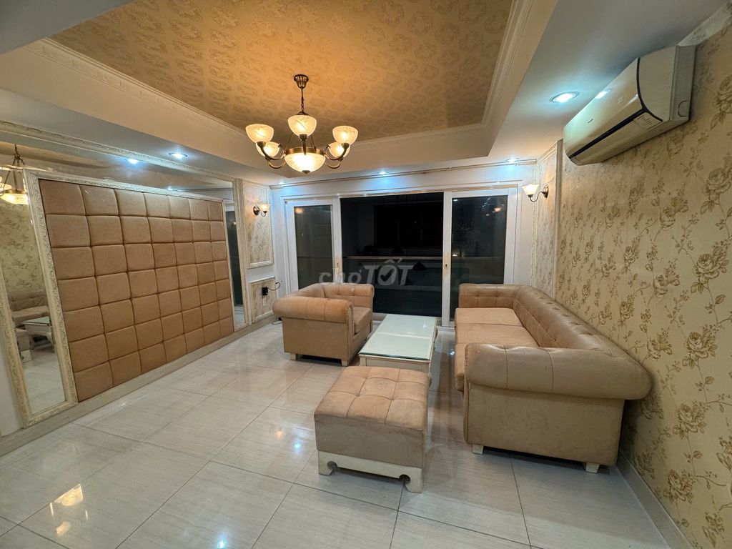 Rent a three-foot corner of P. Peace, 4 x13 M 1 elevator 2 stories