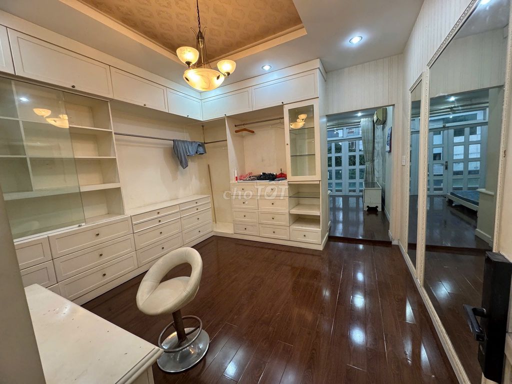 Rent a three-foot corner of P. Peace, 4 x13 M 1 elevator 2 stories