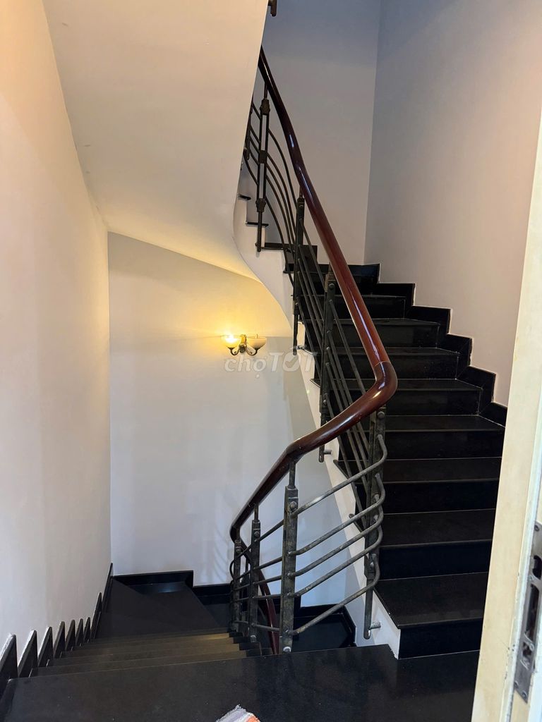 Rent a three-foot corner of P. Peace, 4 x13 M 1 elevator 2 stories