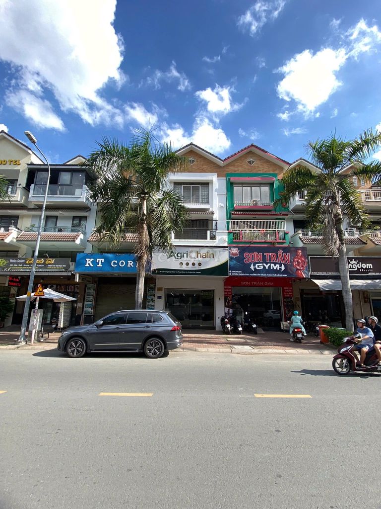 Rent a house across the street across from vincom-- Trần Trọng Cung.30 M-45 million.