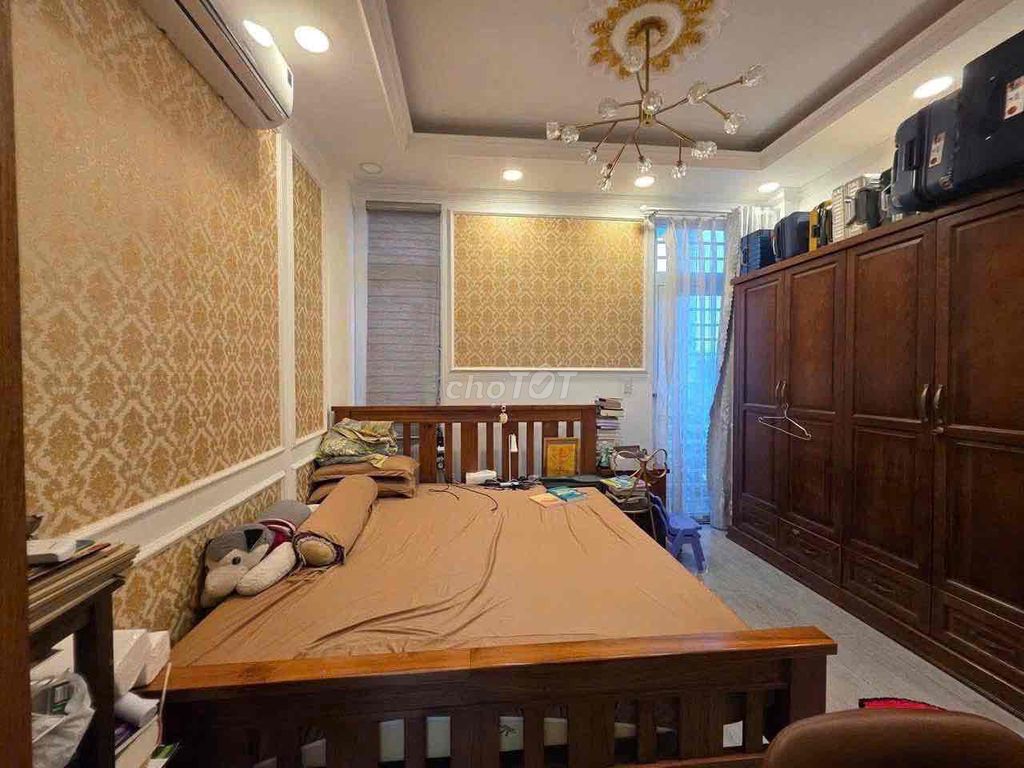 P.Q.q0. 85 meters car yard 4 bedrooms