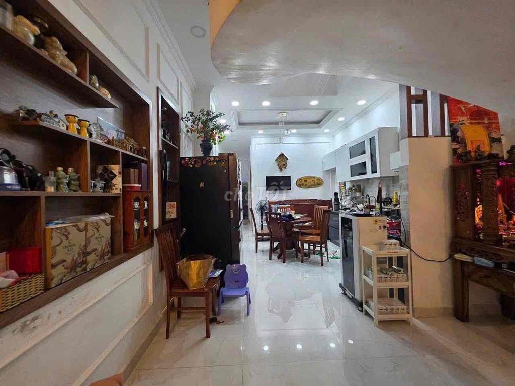 P.Q.q0. 85 meters car yard 4 bedrooms