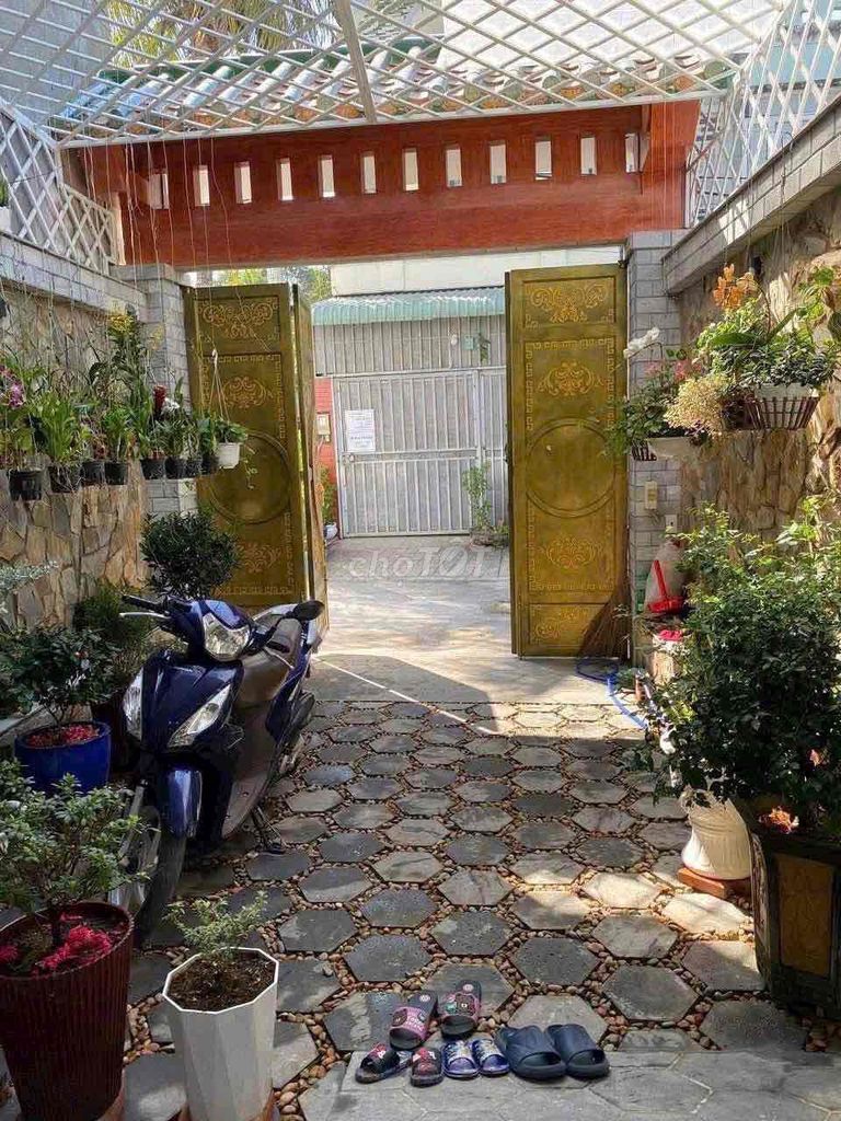 P.Q.q0. 85 meters car yard 4 bedrooms