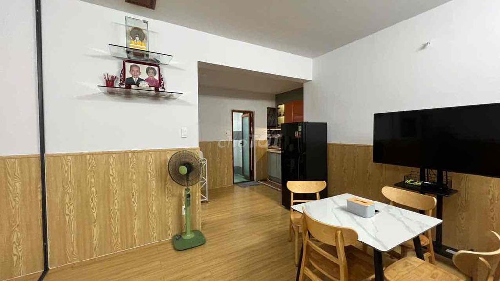 Rent the apartment 40 feet. Two bedrooms. A big, nice 12 million.