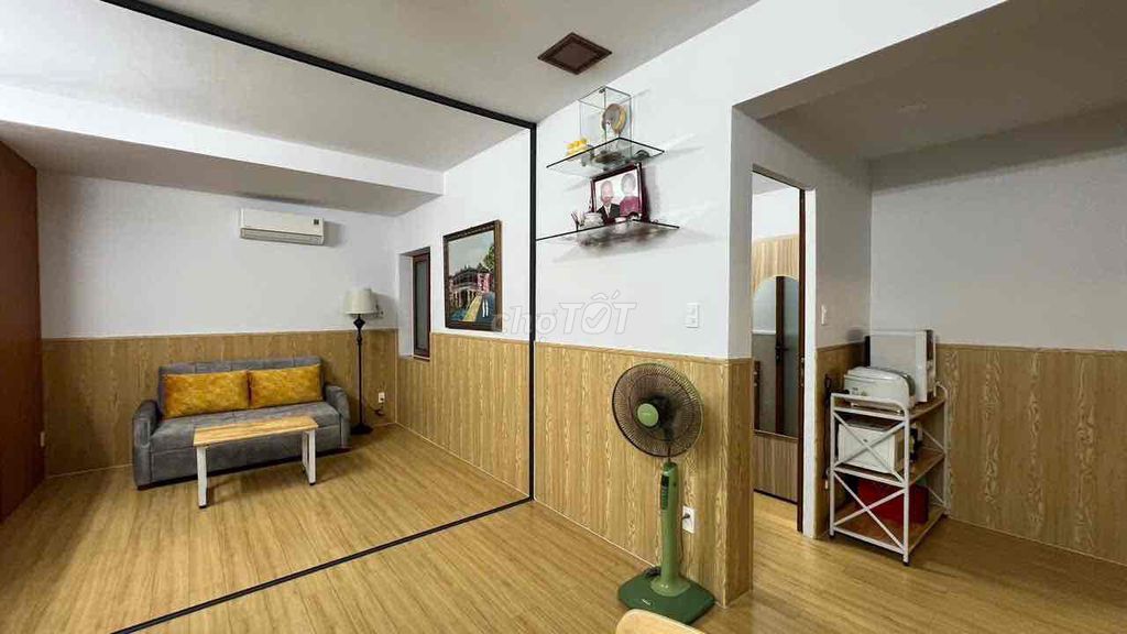 Rent the apartment 40 feet. Two bedrooms. A big, nice 12 million.