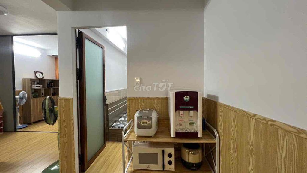Rent the apartment 40 feet. Two bedrooms. A big, nice 12 million.