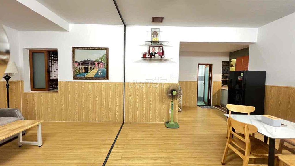 Rent the apartment 40 feet. Two bedrooms. A big, nice 12 million.