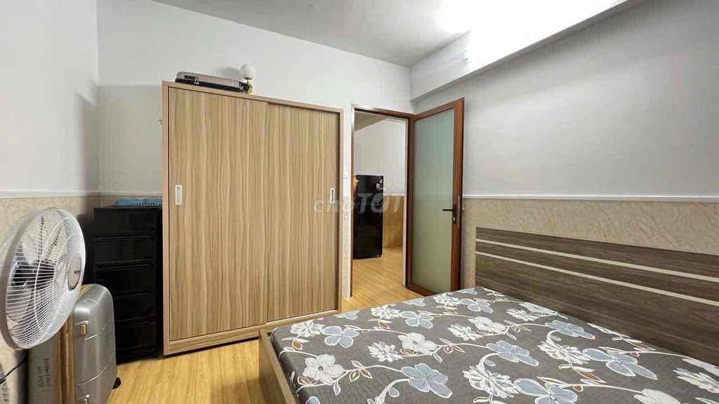 Rent the apartment 40 feet. Two bedrooms. A big, nice 12 million.