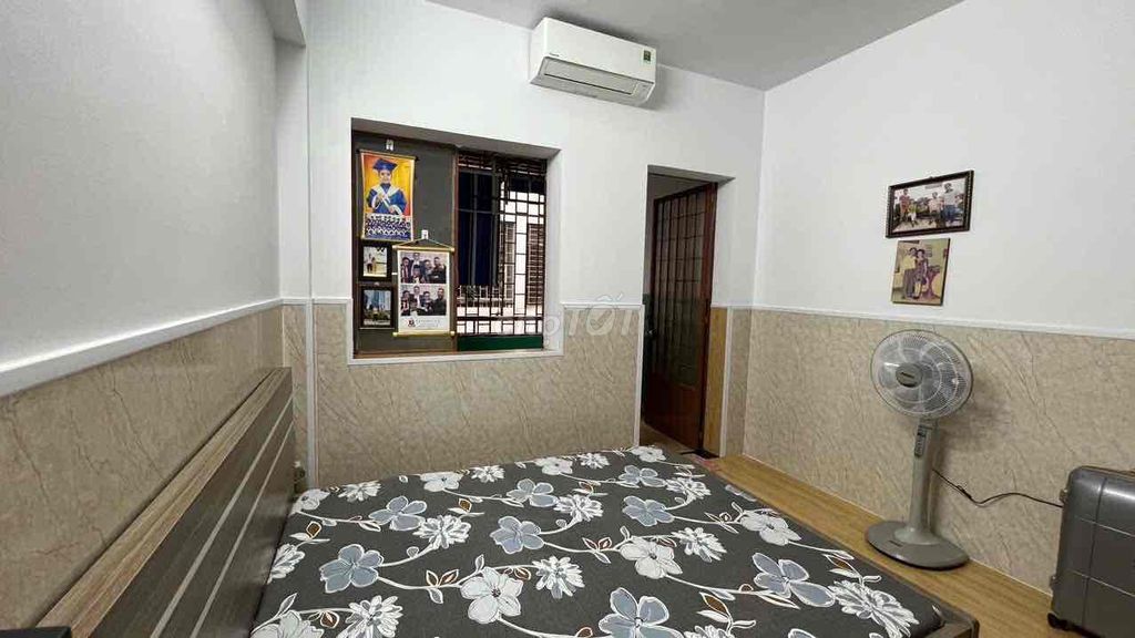 Rent the apartment 40 feet. Two bedrooms. A big, nice 12 million.