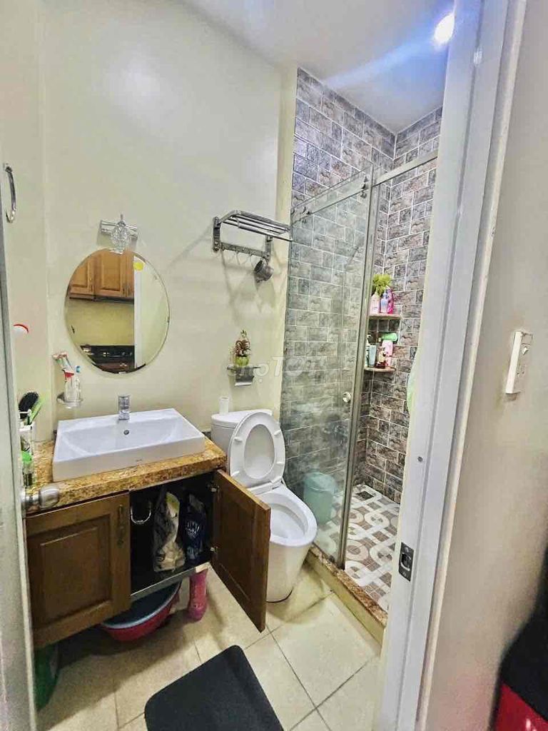 There's an Imperial House. One floor. Two bedrooms. Two toilets.