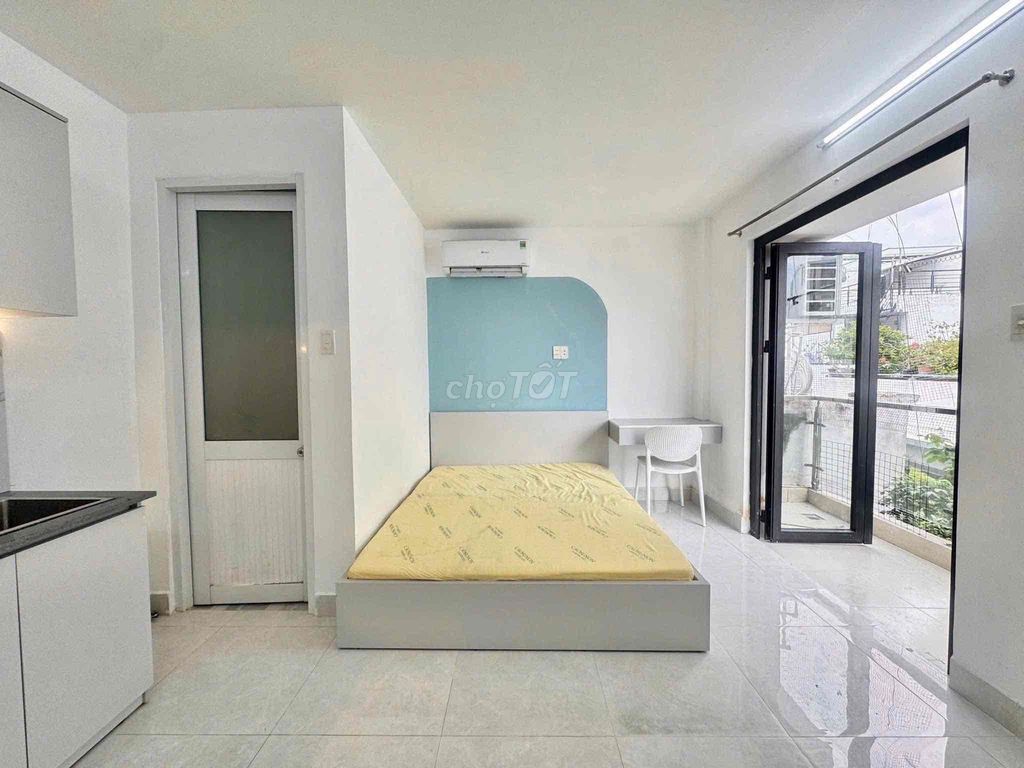 The studio room is full of beautiful balconies. Seven Tân Bìnhs.