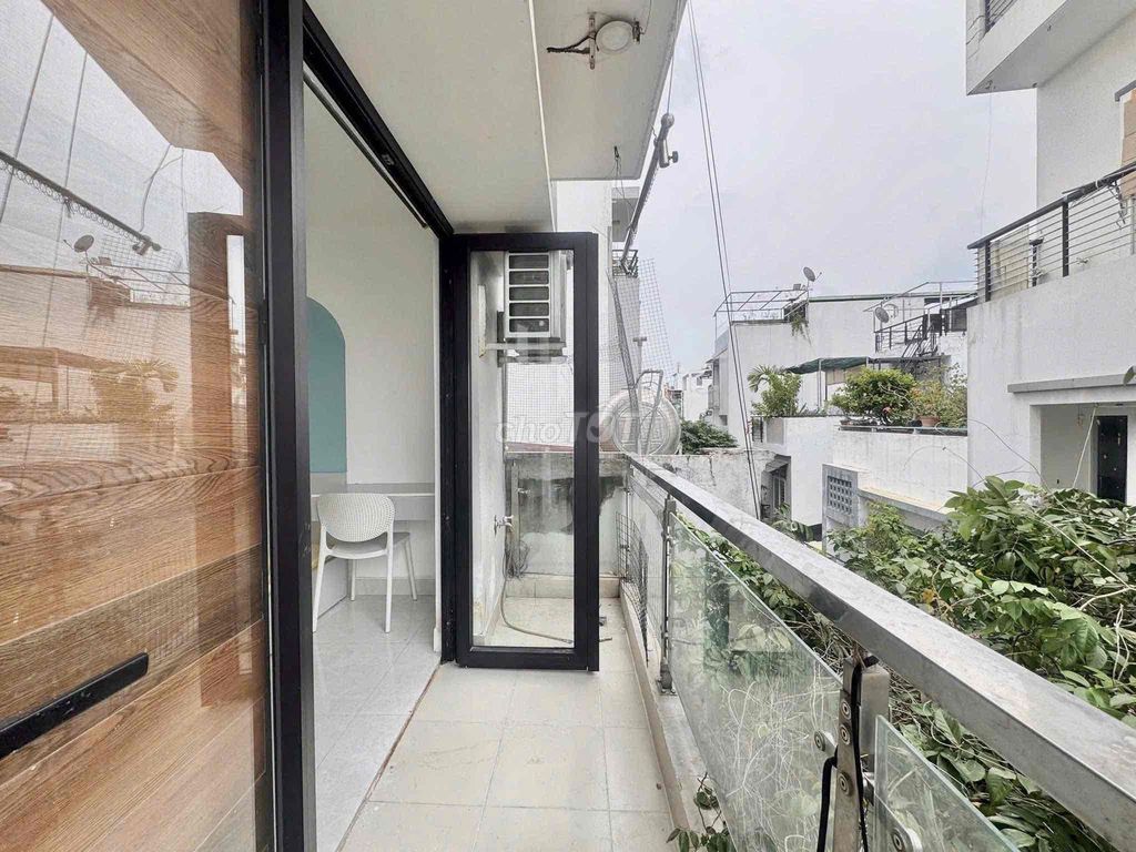 The studio room is full of beautiful balconies. Seven Tân Bìnhs.