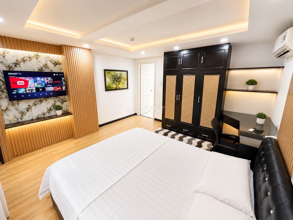Rent the Guardian a pool-Gym Royal Park bedroom...